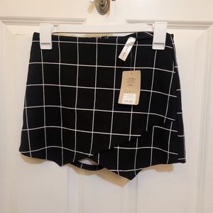 Line design skort